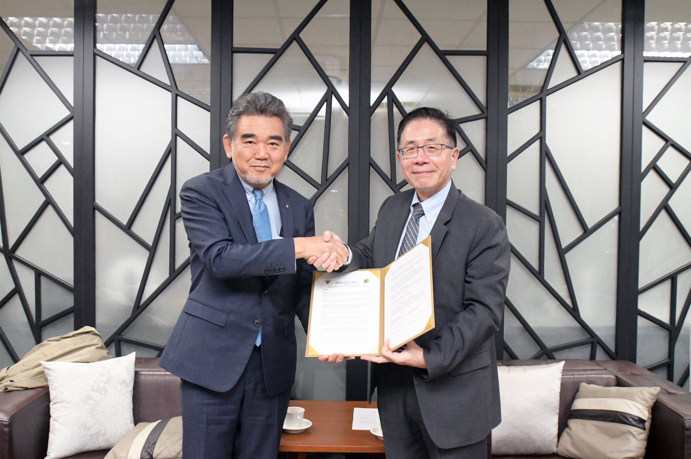 中央大學與日本廣島大學旗艦交流 　簽訂「百人交換學生計畫」