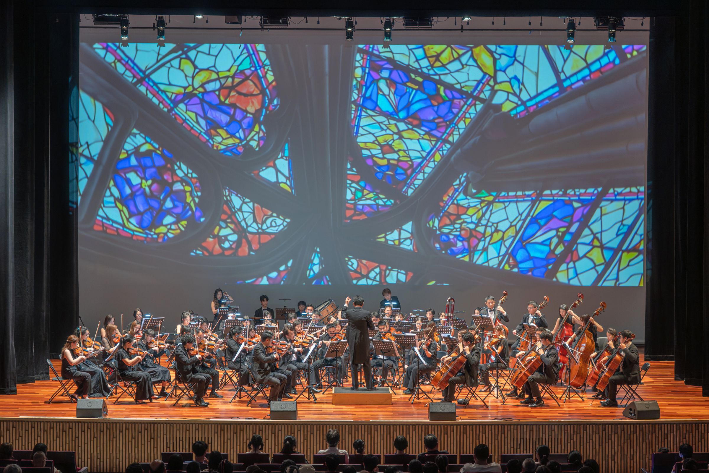 5月27日晚間在中央大學大禮堂舉辦的《時空邂逅》校慶交響音樂會，透過AI科技演奏出大師未完成的樂章。校園攝影記者簡頎晏攝