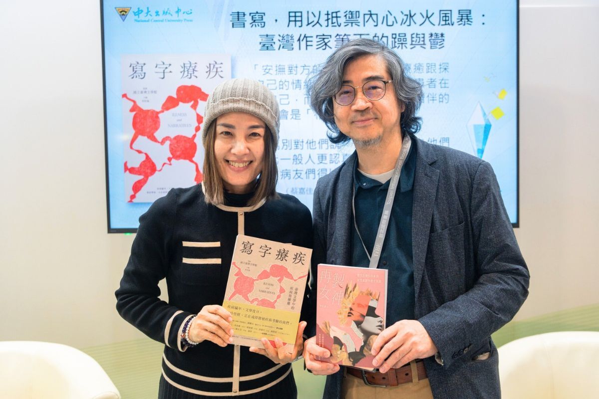 中大出版中心在2026台北國際書展舉辦七場講座，由蔣竹山總編輯（右）主持中文系李欣倫老師（左）兩場講座。照片中大出版中心提供