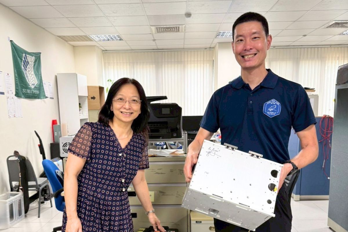 中央大學網路學習科技研所施如齡所長（左）與太空科學與工程學系張起維主任（右）合作，展開臺灣首創融合信仰文化與太空科技的跨域行動。照片網學所提供