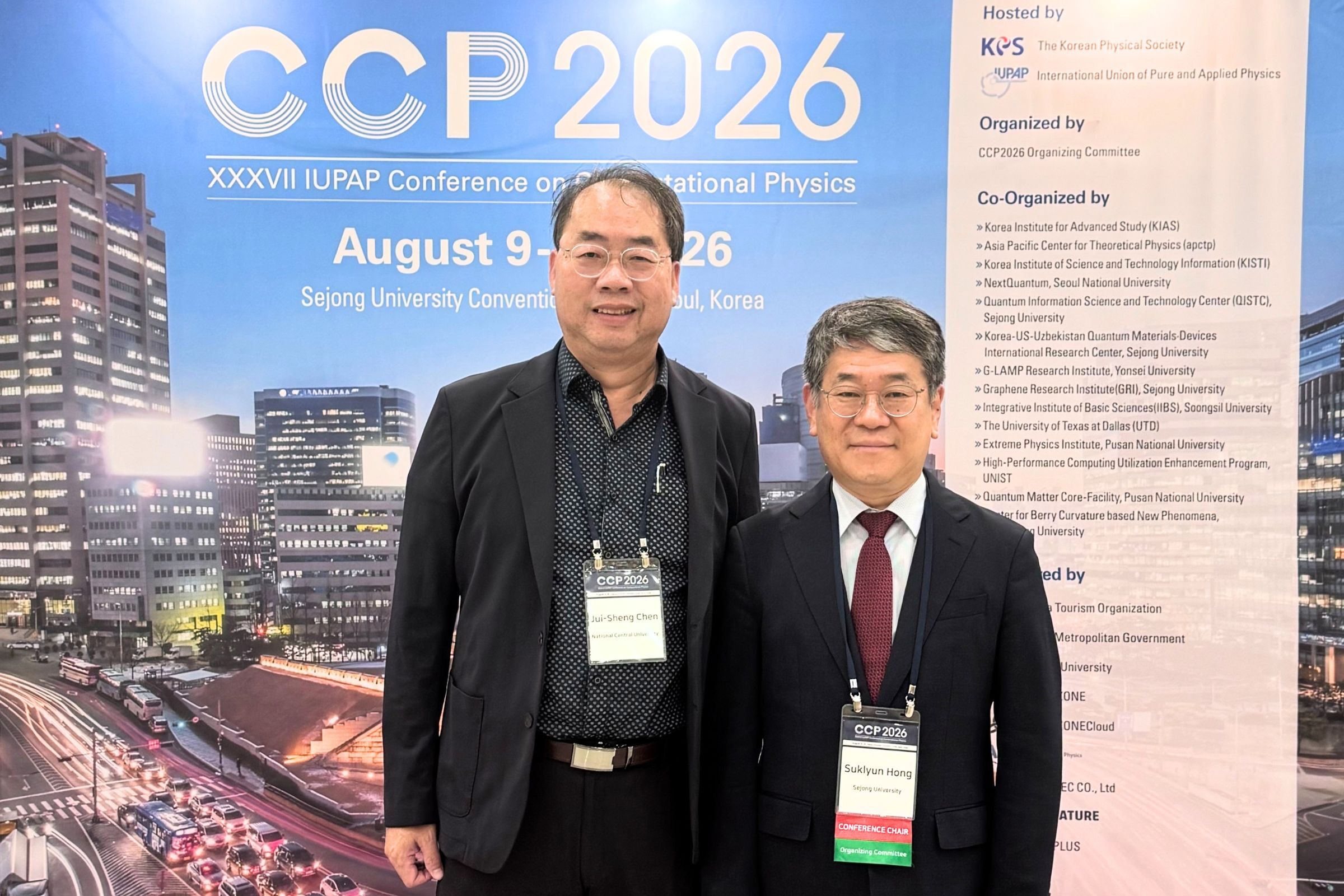 中央大學地科學院高等模式研發應用中心陳瑞昇主任（左）獲邀於CCP2026發表大會主題演講，會後與大會主席首爾世宗大學Suklyun Hong教授（右）合影。照片高等模式研發應用中心提供