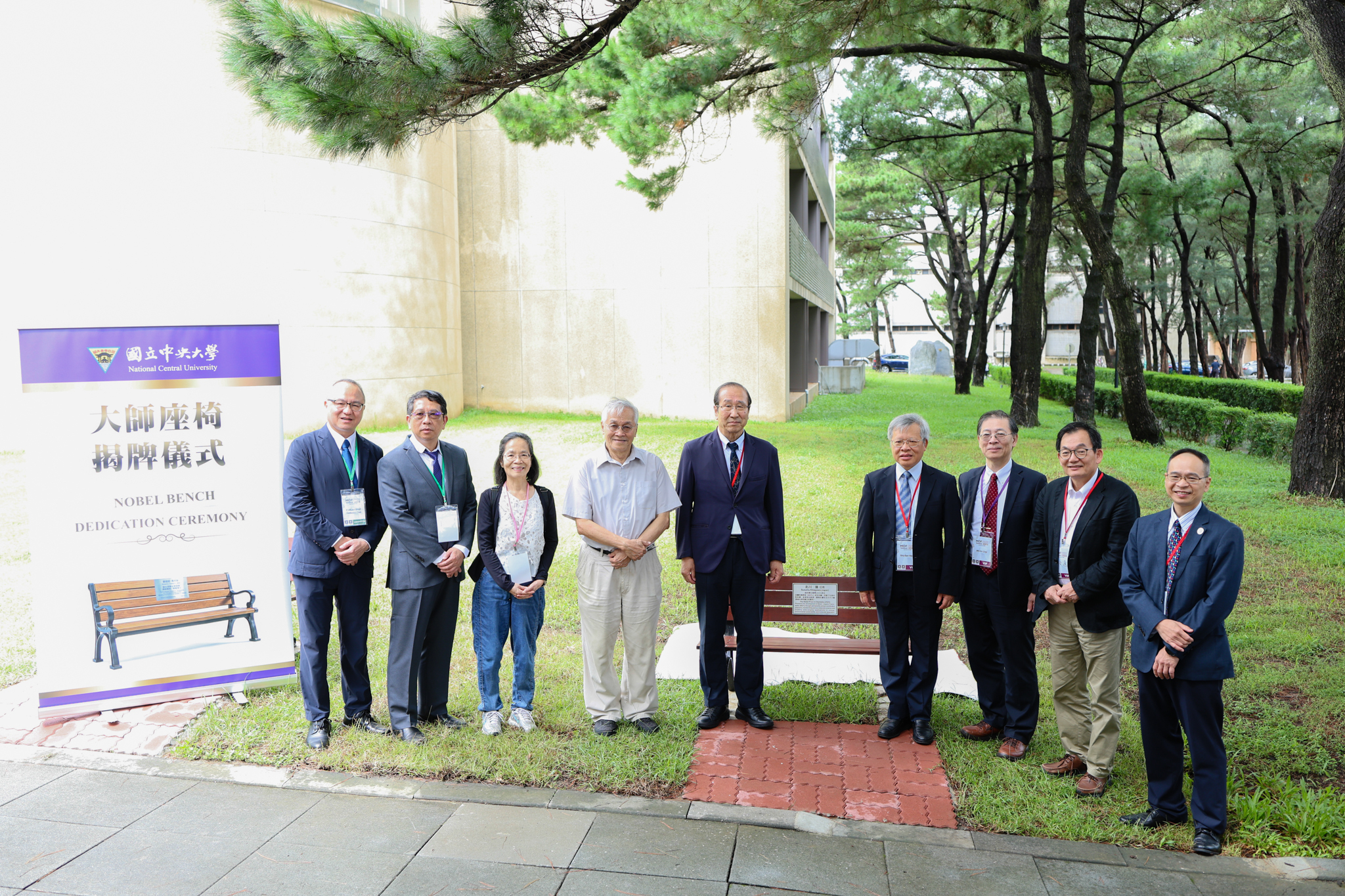 2025諾貝爾化學獎得主北川進教授蒞臨中央大學，為他打造專屬的大師座椅進行揭牌儀式。校園實習攝影劉竺臻攝