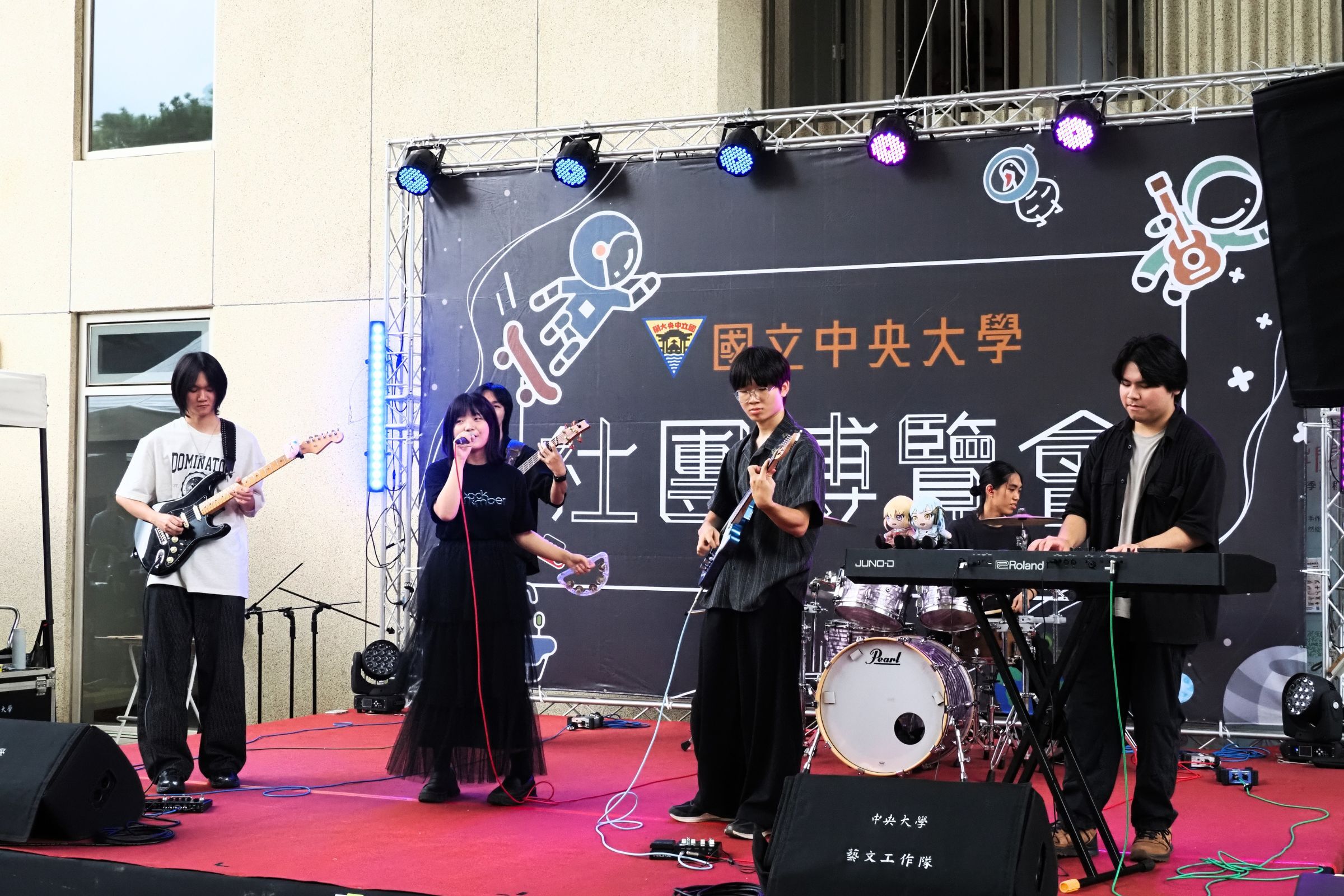 115學年度社團博覽會9月5日在教研大樓廣場澎湃登場，近70個社團共同參展，熱音社的演出，帶動現場高潮。校園實習攝影徐柏豐攝