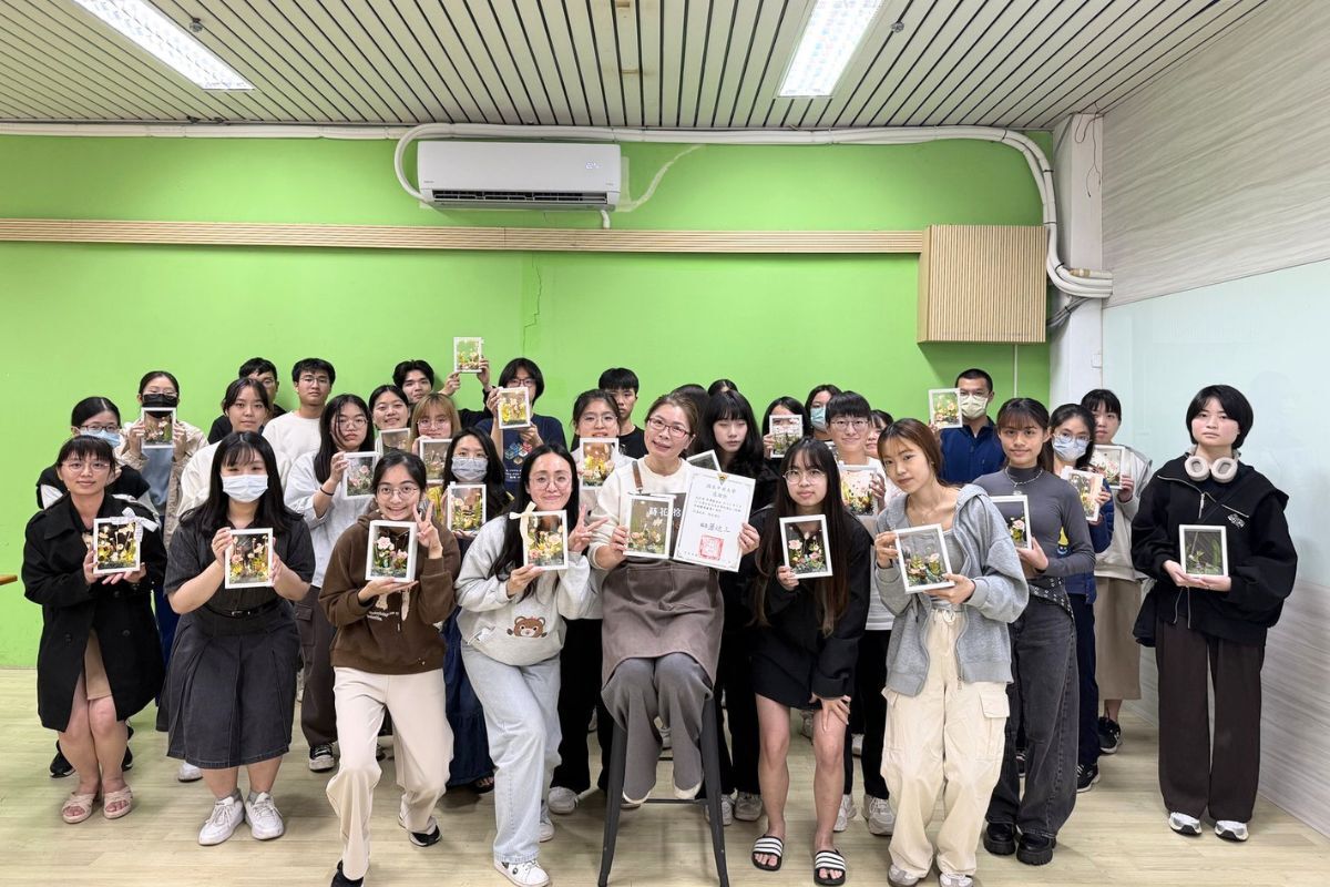 宿舍導師透過創意手作活動，讓學生放鬆身心、舒緩壓力，增進交流互動。照片住宿服務組提供