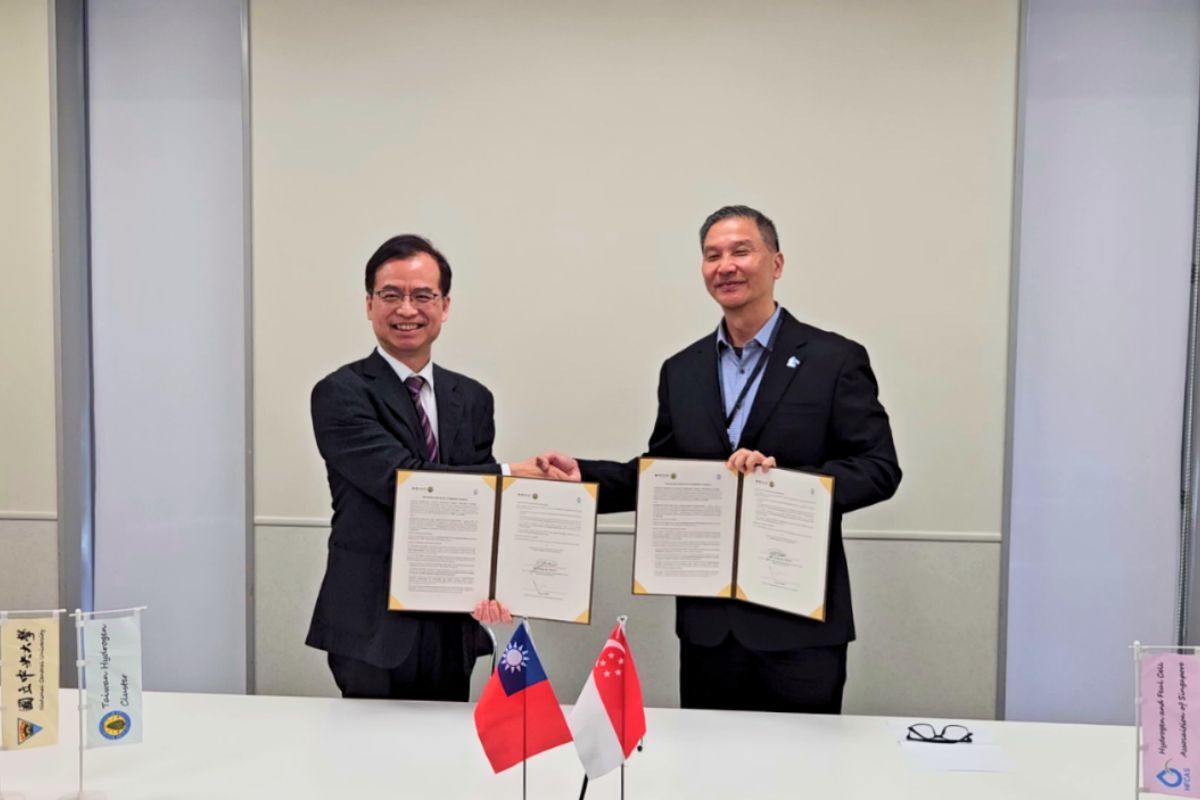 國立中央大學氫能研究中心主任曾重仁（左）與新加坡氫能與燃料電池協會理事長 Noel Chin（右）。主辦單位提供