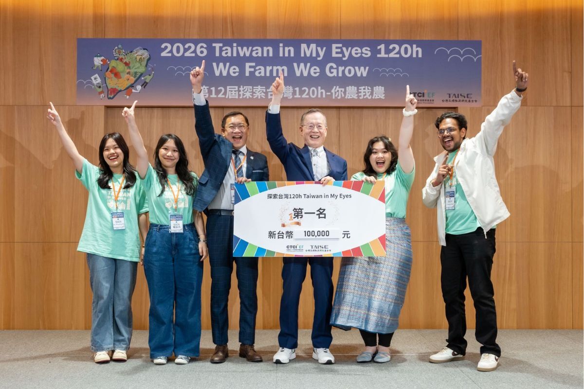 中央大學「Team Seeds」團隊奪冠，照片左至右：Au Phuong Mi、楊詠卉、黃金恩(帶隊老師)、中鼎教育基金會簡又新董事長、Maxvallecia Frikandy和Chirag Jindal。照片管理學院EMBA辦公室提供