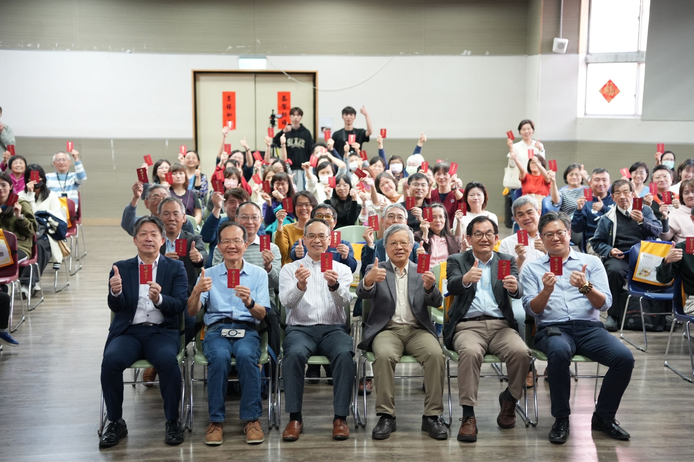 新學期開始，中央大學於游藝館小禮堂熱鬧舉行「115年教職員工暨退休人員新春團拜茶會」。蔡沛倫攝