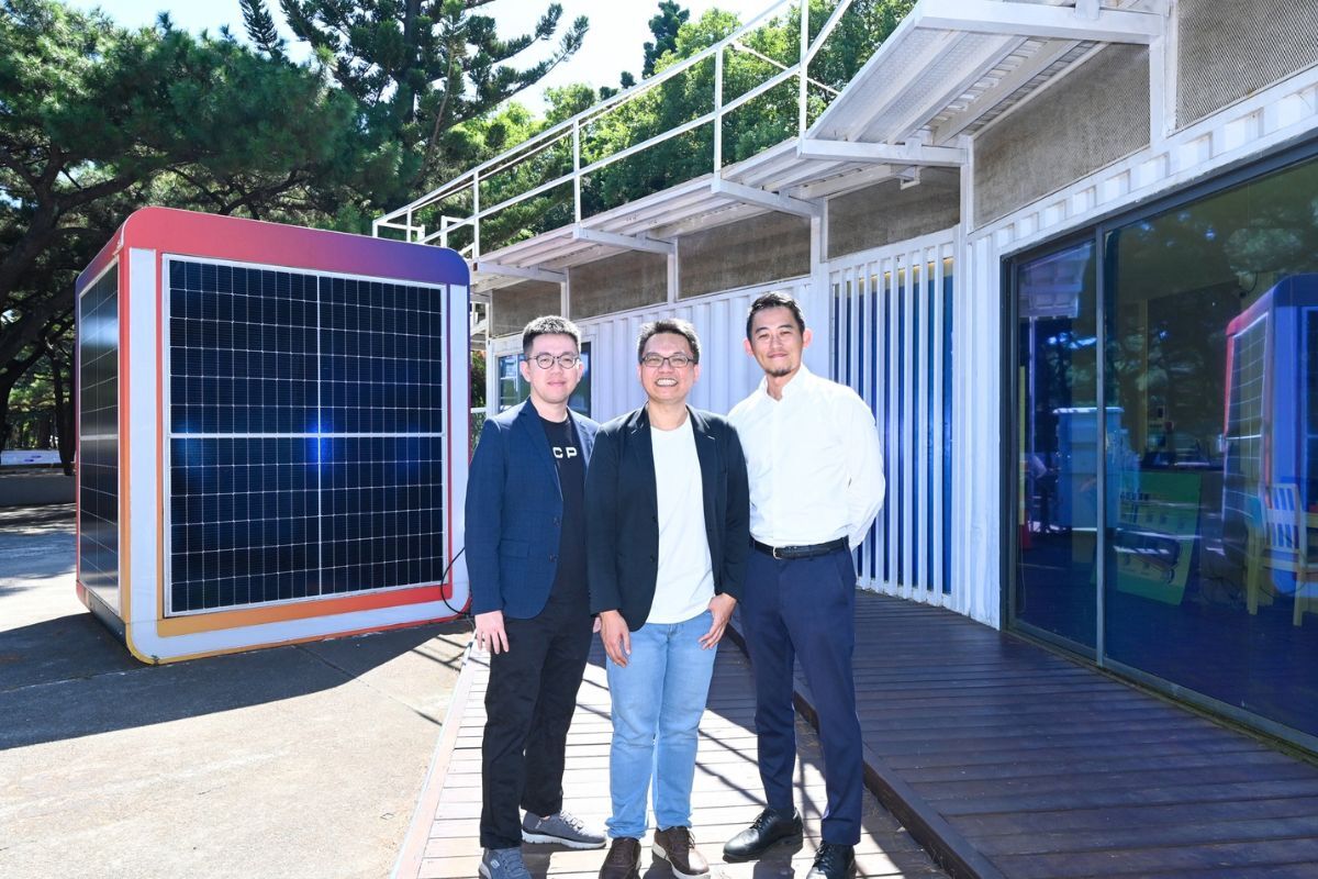 中央大學攜手加雲聯網、熙特爾新能源共同推動校園微電網建置。照片左至右：加雲聯網總經理特助呂振杰、中央大學陳正一特聘教授、熙特爾新能源事業處協理吳政哲。照片電機系提供