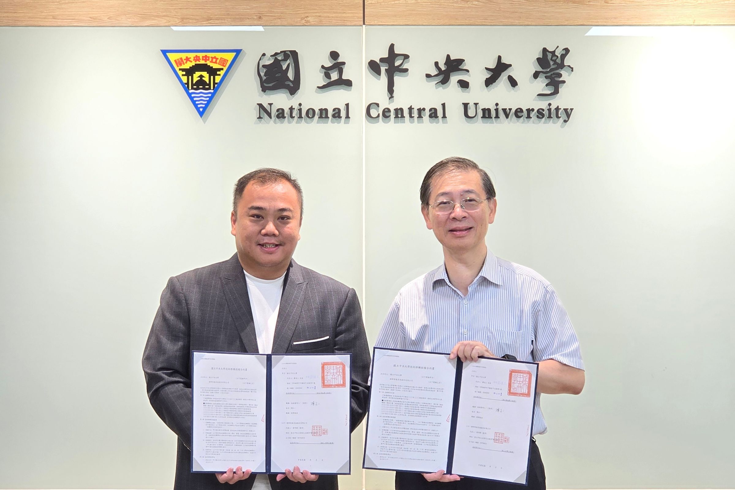 中央大學與與橙新智能系統（股）公司合作，副校長綦振瀛（右）和蔡明儒董事長（左）展示授權和約書。照片產學營運中心提供