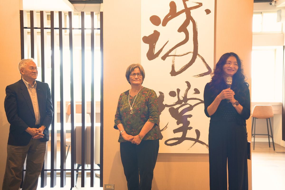 展覽由中央大學講座教授、中央研究院院士葉永烜、中華文化藝術交流協會理事長黃梅英及中央大學財金系主任黃瑞卿三位藝術家共同展出。游佳霖攝