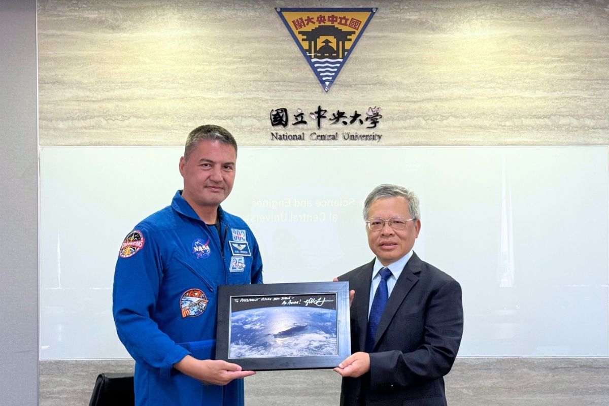 Astronaut Kjell Lindgren (left) presents a photograph of Taiwan taken from the International Space Station to NCU President Hsiau Shu-San (right). Photo by Cheng Pi-Hsien.