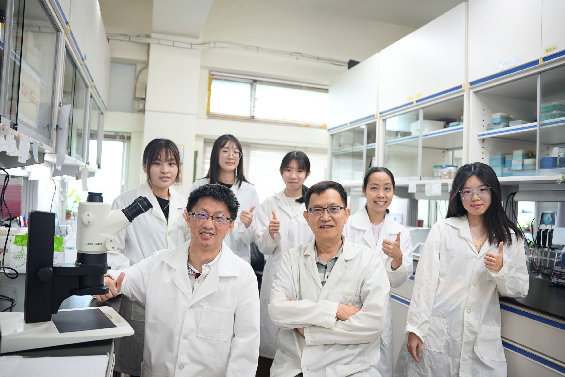 中央大學生命科學系吳少傑教授（前中）和吳家榮博士（前左）研究團隊，成功揭開植物耐熱反應背後的重要關鍵機制，研究成果刊登於國際期刊《Journal of Experimental Botany》。陳如枝攝