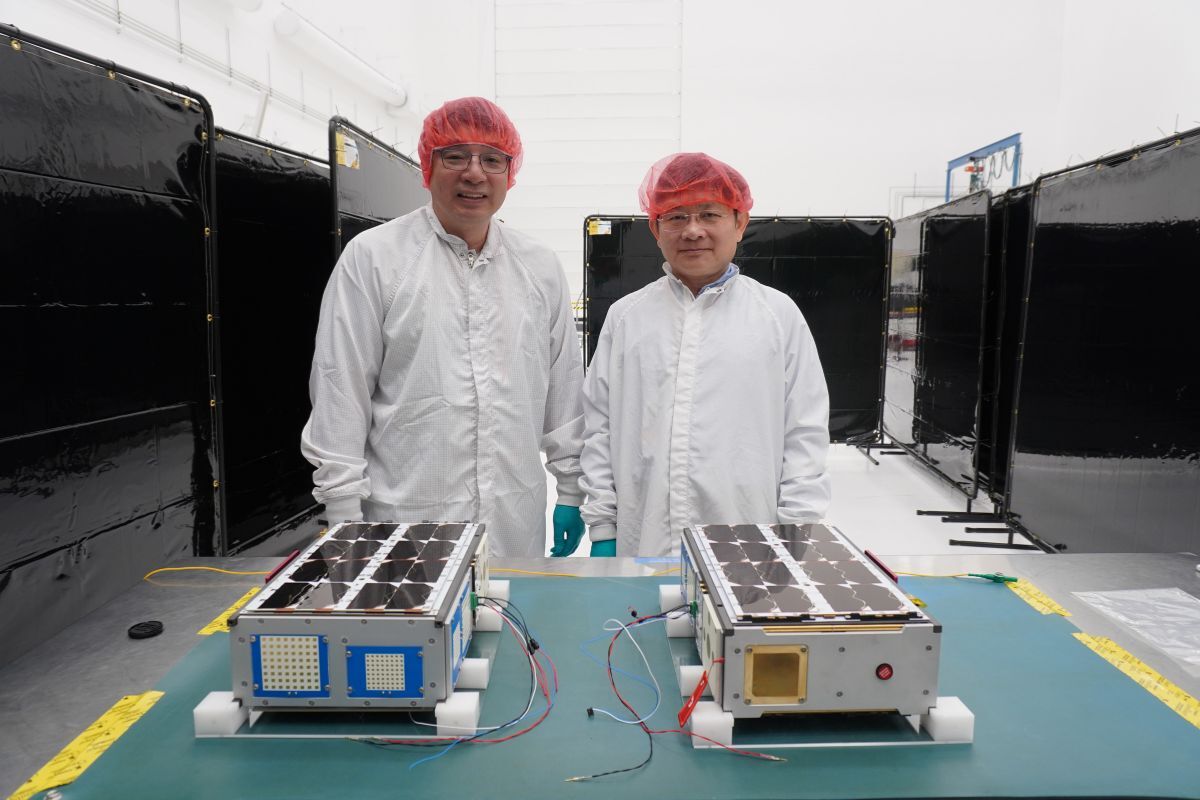 國立中央大學與鴻海科技集團共同研製星間寬頻通訊立方衛星「珍珠號ISL」（PEARL-ISL），在美國范登堡太空軍基地完成衛星最後整合測試，預計搭乘SpaceX獵鷹九號運載火箭升空。照片中央大學太空科學與科技研究中心提供