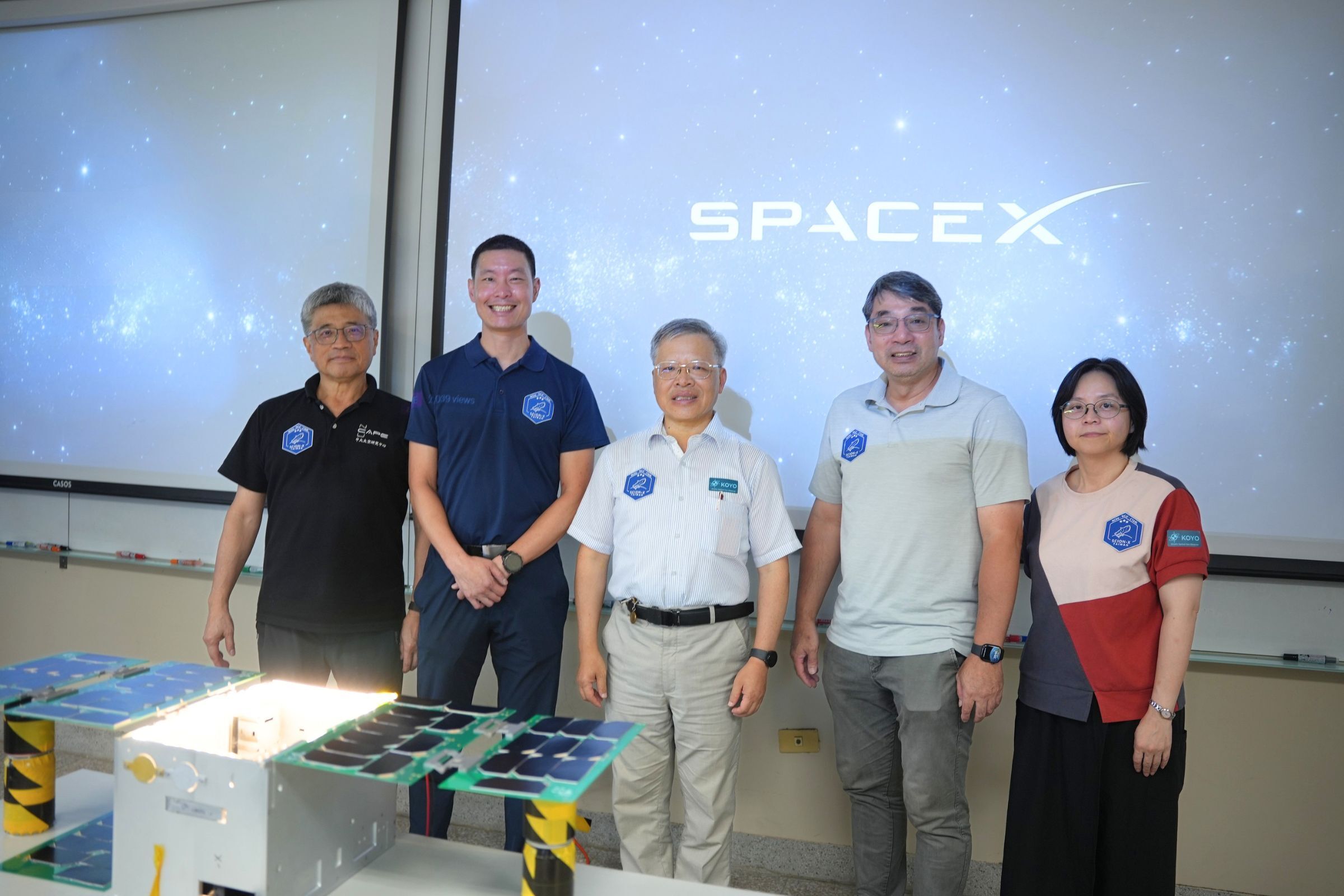 中央大學引領的 SCION-X（鯨鯊號）和Koyo 立方衛星成功發射， 照片由左至右：太空科學與工程學系劉正彥教授、張起維系主任、中央大學蕭述三校長、太空科學與科技研究中心趙吉光主任、許藝瓊副主任。陳如枝攝