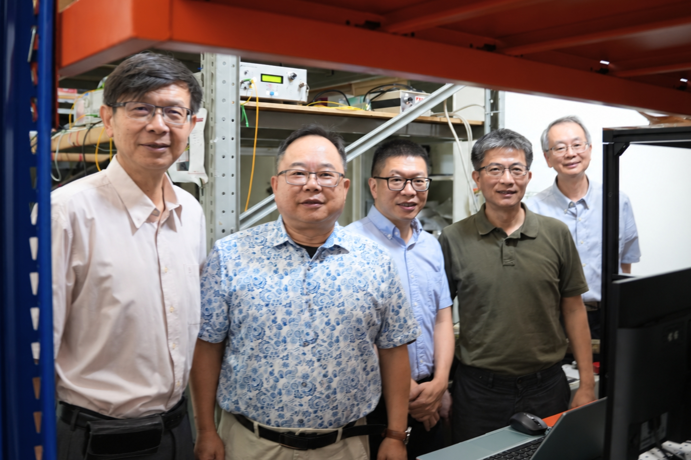 中央大學矽光子研究團隊，左至右：光電系陳啟昌教授、孫慶成講座教授、張勝雄教授、陳彥宏教授和光電研究中心陳昇暉主任。陳如枝攝