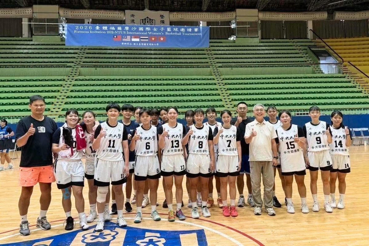 中央大學女子籃球代表隊今年八月受邀參加「2026年台體福爾摩沙國際女子籃球邀請賽」，以四戰全勝佳績，奪下首次冠軍。照片體育室提供
