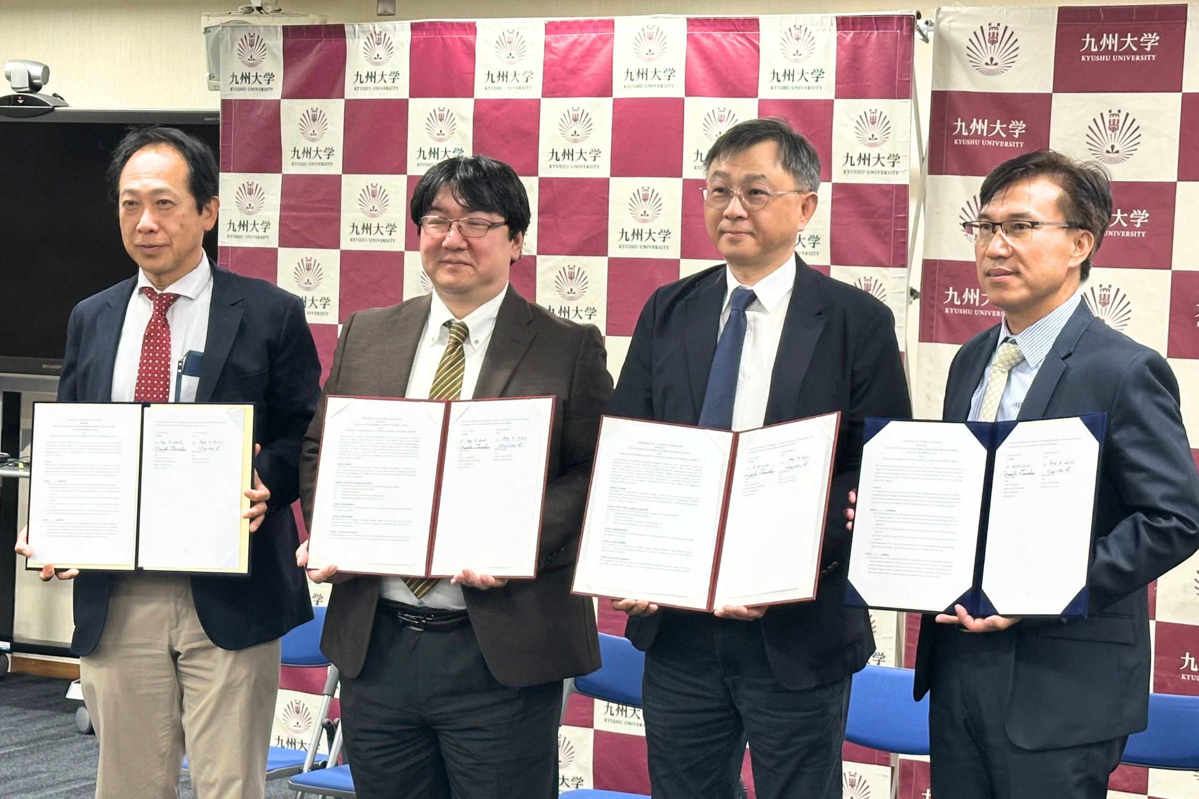 臺日交流合作，照片左至右：日本九州大學工學院副院長島田英樹教授、工學院院長田中將己教授、中央大學地科院李明旭院長、倪春發副院長。照片地科學院提供