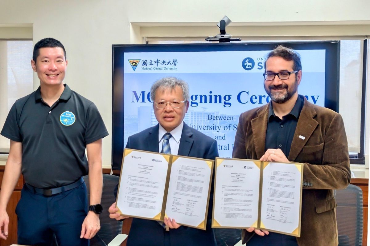 中央大學校長蕭述三與英國薩里大學薩里太空研究所 Adam Amara 主任簽署雙邊教研合作備忘錄。照片太空系提供