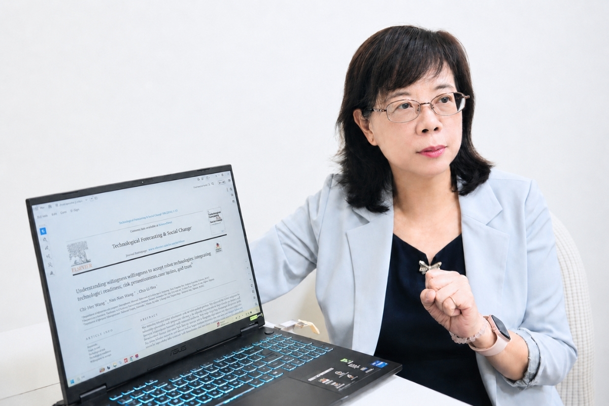 中央大學企業管理學系洪秀婉特聘教授認為，智慧零售真正的挑戰，不是把人完全移開，而是把人放在最需要的位置。蔡沛倫攝