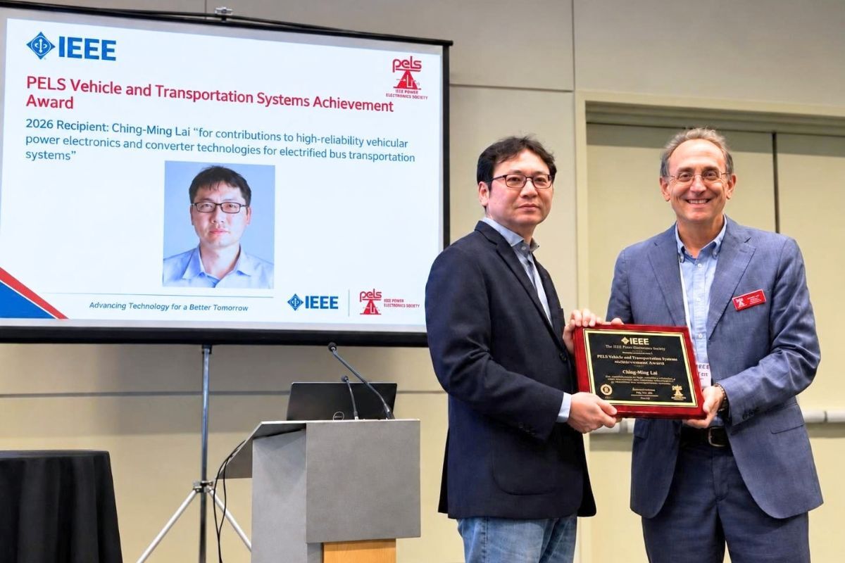 中央大學永續與綠能研究學院賴慶明教授（左）榮獲 2026 IEEE PELS 車輛與運輸系統成就獎。照片永續與綠能研究學院