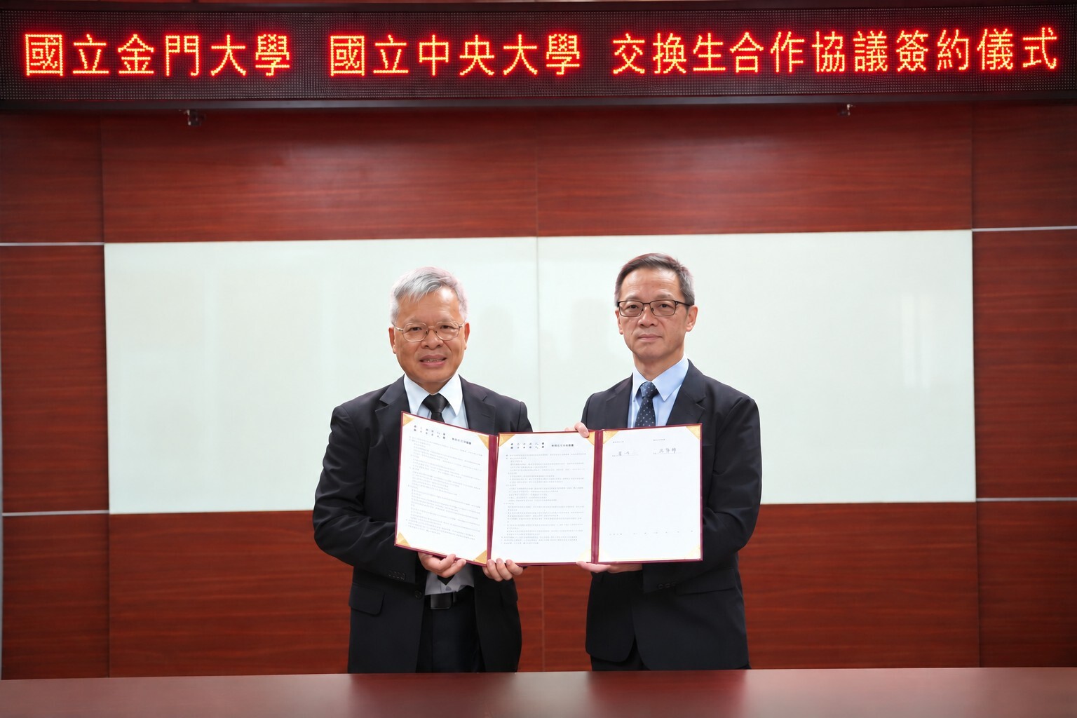 立中央大學校長蕭述三（左）與國立金門大學校長洪集輝（右）共同簽署「交換生合作協議書」。蔡沛倫攝