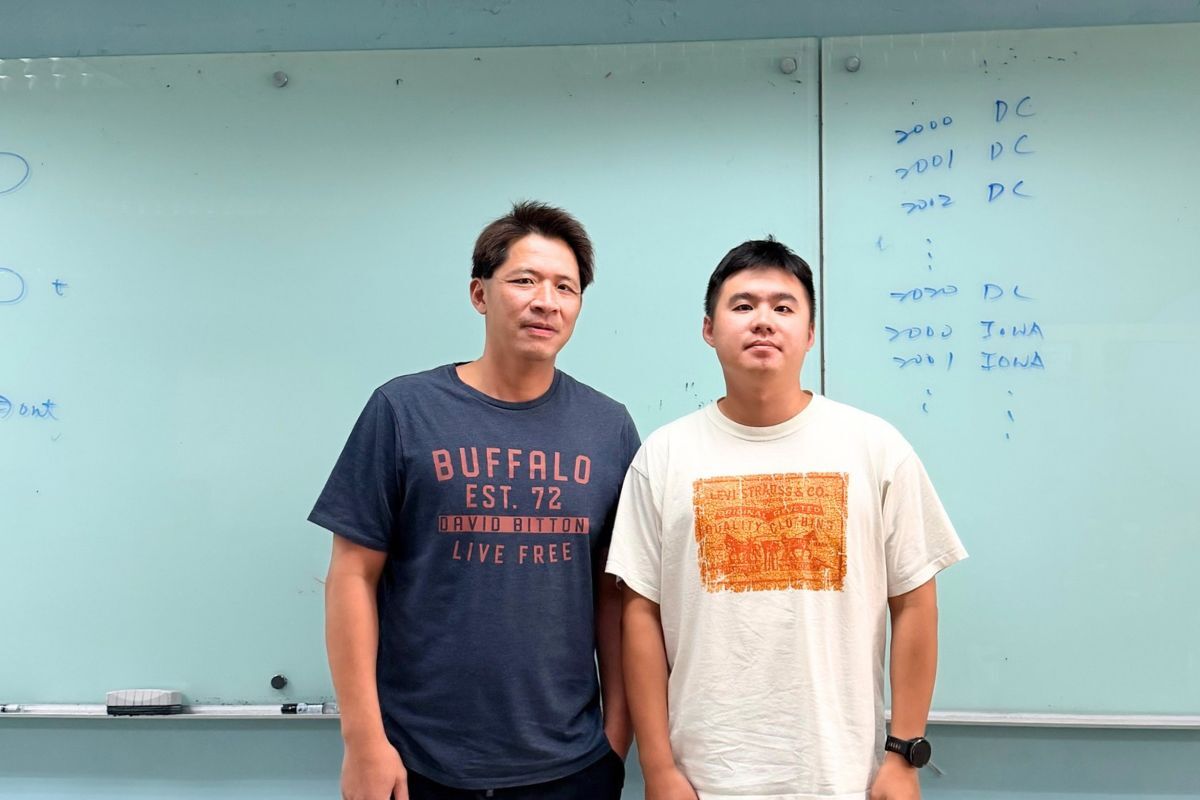 中央大學財務金融學系王志瑋教授（左）與陽明交通大學博士生林韋錚（右）等人組成研究團隊，分析美國上市公司長達17年的資料發現，企業組織與營運複雜度越高，碳排放量也顯著增加。照片王志瑋教授提供