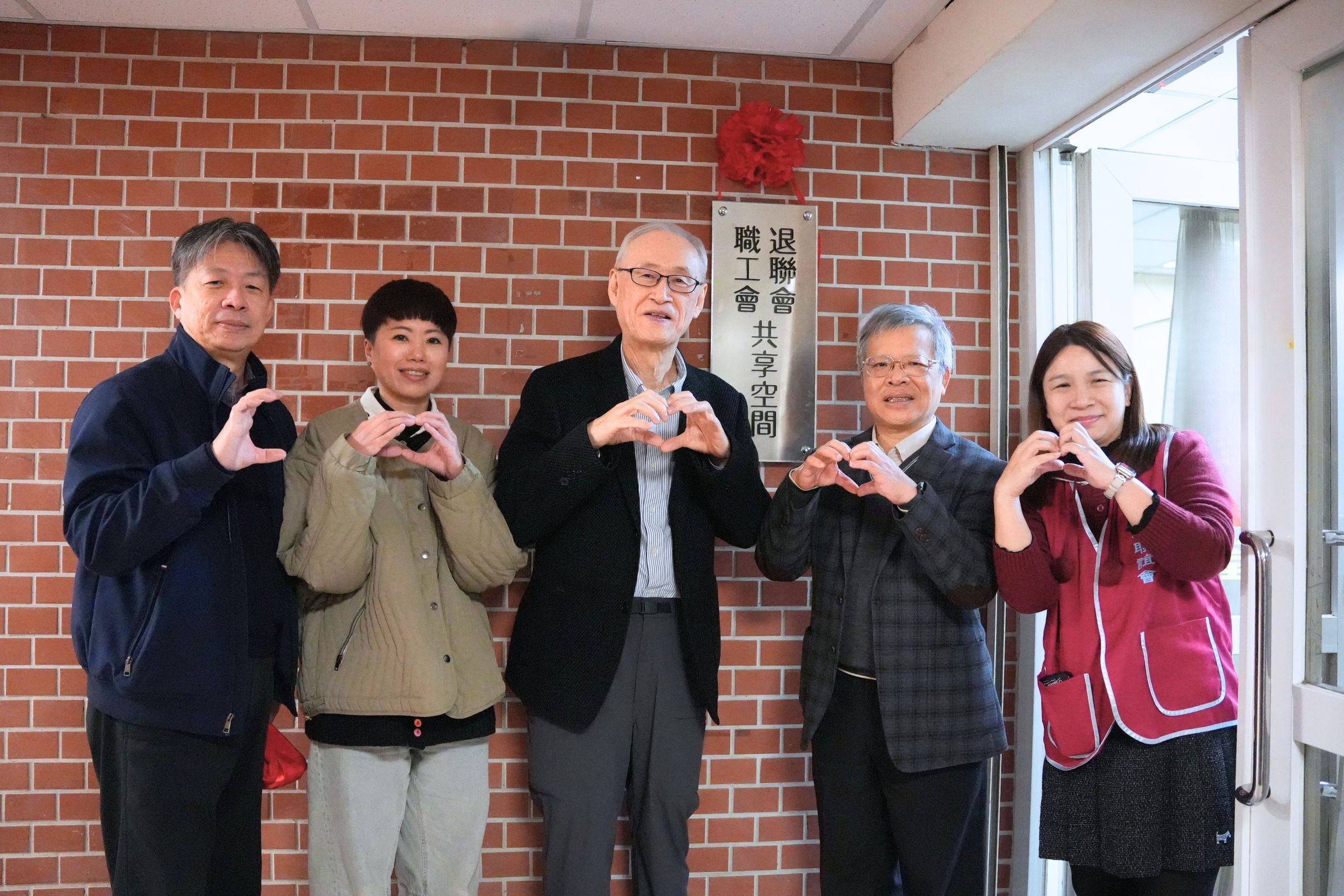 職工會與退聯會共享空間啟用，照片左起：總務長楊智斌、人事室李璟倫主任、退聯會理事主席李光華敎授、蕭述三校長、職工會理事主席楊麗菁秘書。陳如枝攝