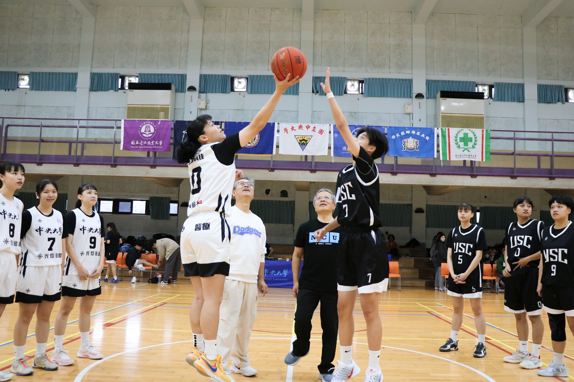 115年度聯心盃女子籃球邀請賽在中央大學開打，中央大學校長蕭述三與聯新醫療體系院長洪國泰共同主持開幕儀式。校園實習攝影柴映竹攝