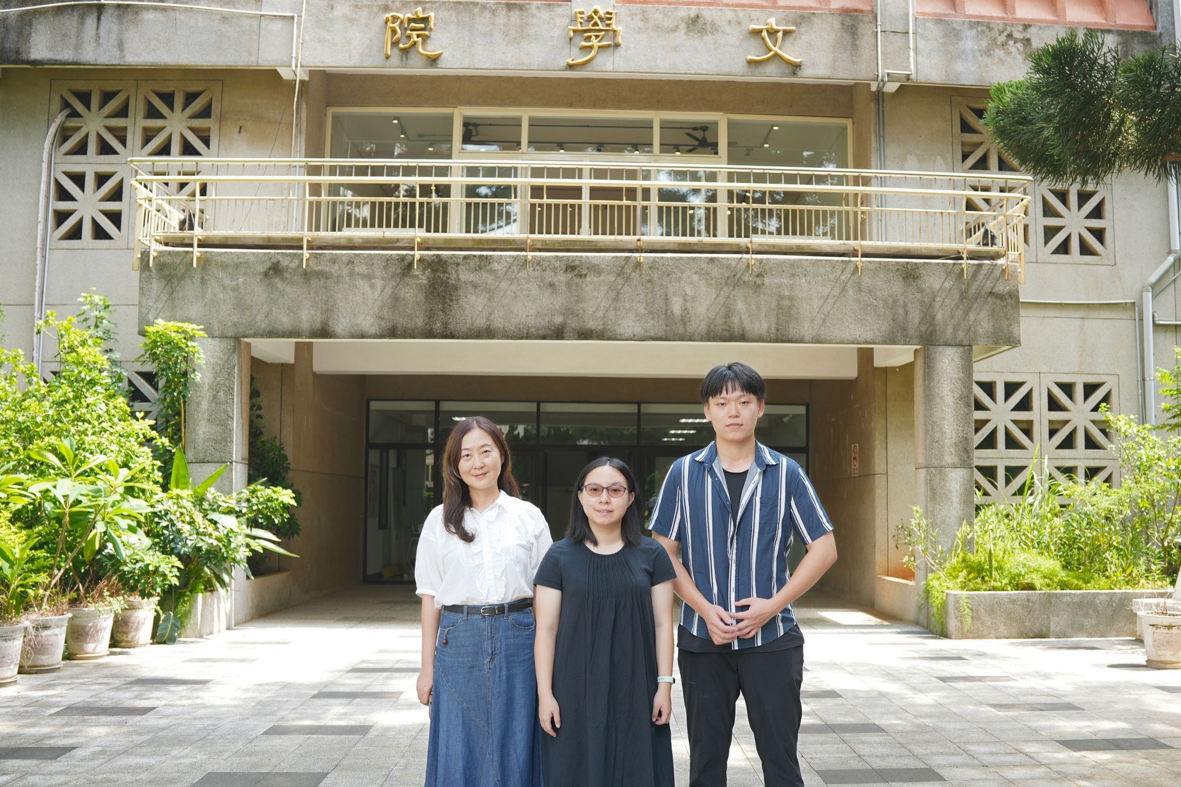 Professor Liang Mei-Ya (left) of the Department of English, National Central University, with students Lee Shu-Ning (center) and Wang Chih-Cheng (right).