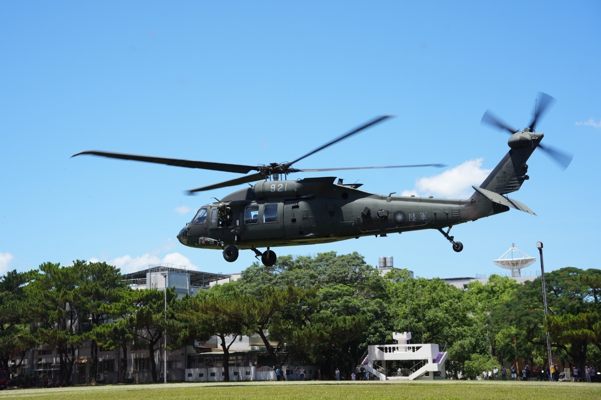 陸軍戰鬥直升機阿帕契和黑鷹降落在中央大學田徑場，成為第66屆全國中小學科學展覽會矚目的焦點，吸引大批民眾前往觀賞。蔡沛倫攝