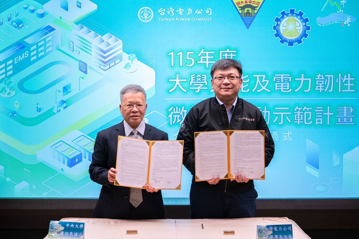 打造微電網韌性示範校園，中央大學校長蕭述三（左）校長與台灣電力公司董事長曾文生（右）共同簽署合作意向書。照片台電提供