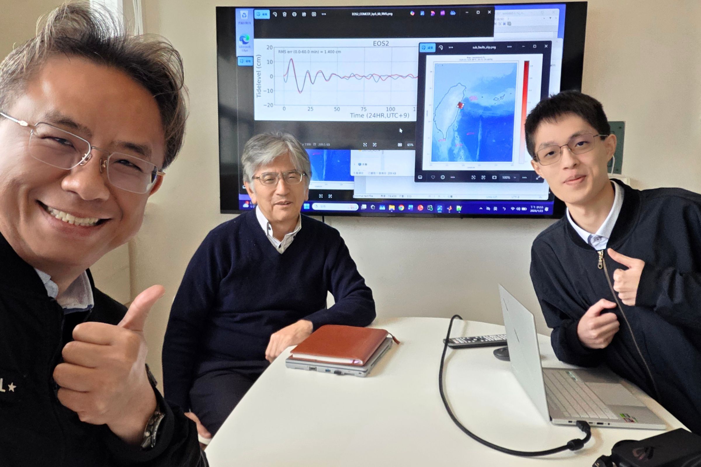中央大學水海所吳祚任教授（左）、地科系玉山學者（前東京大學地震研究所）佐竹健治教授（中）與地科系羅明仁同學（右）共同完成這項創新研究。 照片水海所提供