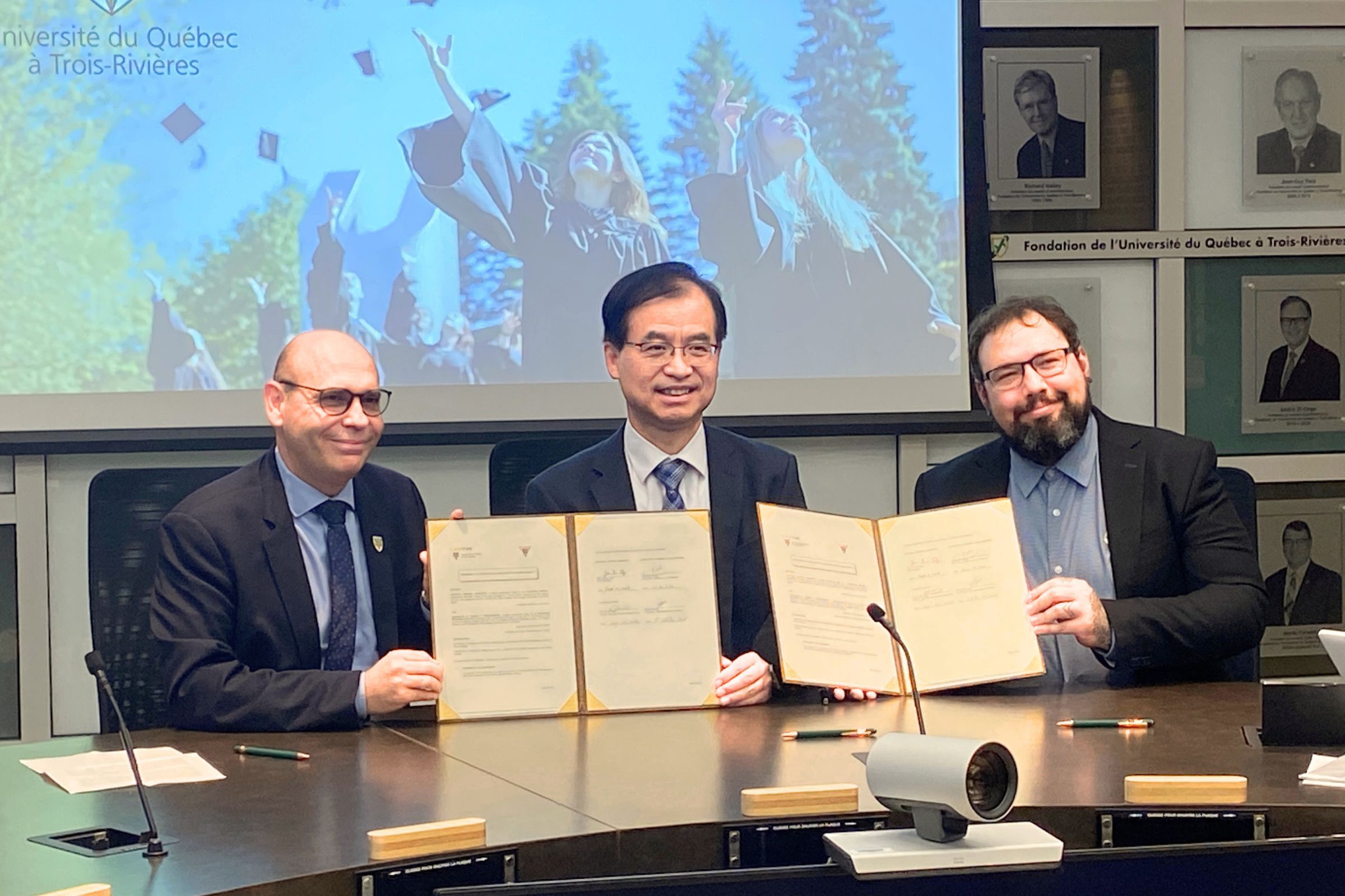 MOU簽署合照，左至右：加拿大UQTR副校長Sébastien Charles、國立中央大學氫能研究中心主任曾重仁教授與UQTR氫能研究中心共同主任Thomas Auvray。照片氫能研究中心提供