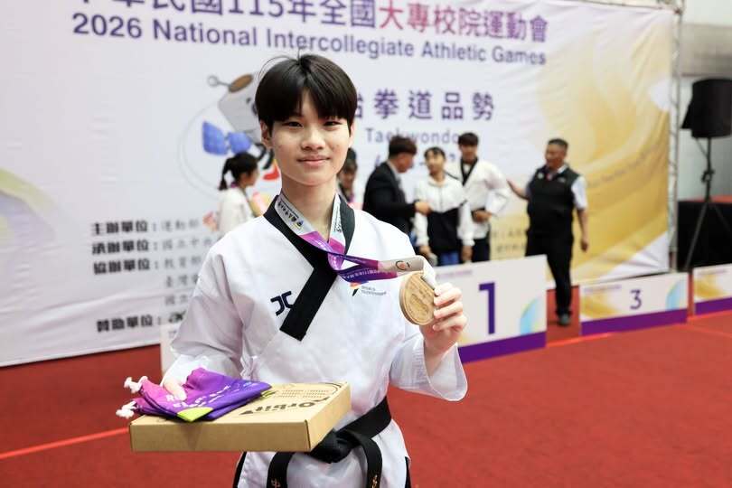 化學工程與材料工程學系一年級呂竑潁，為中央大學跆拳道隊贏得全大運品勢一般組首金。照片15年全大運辦公室提供