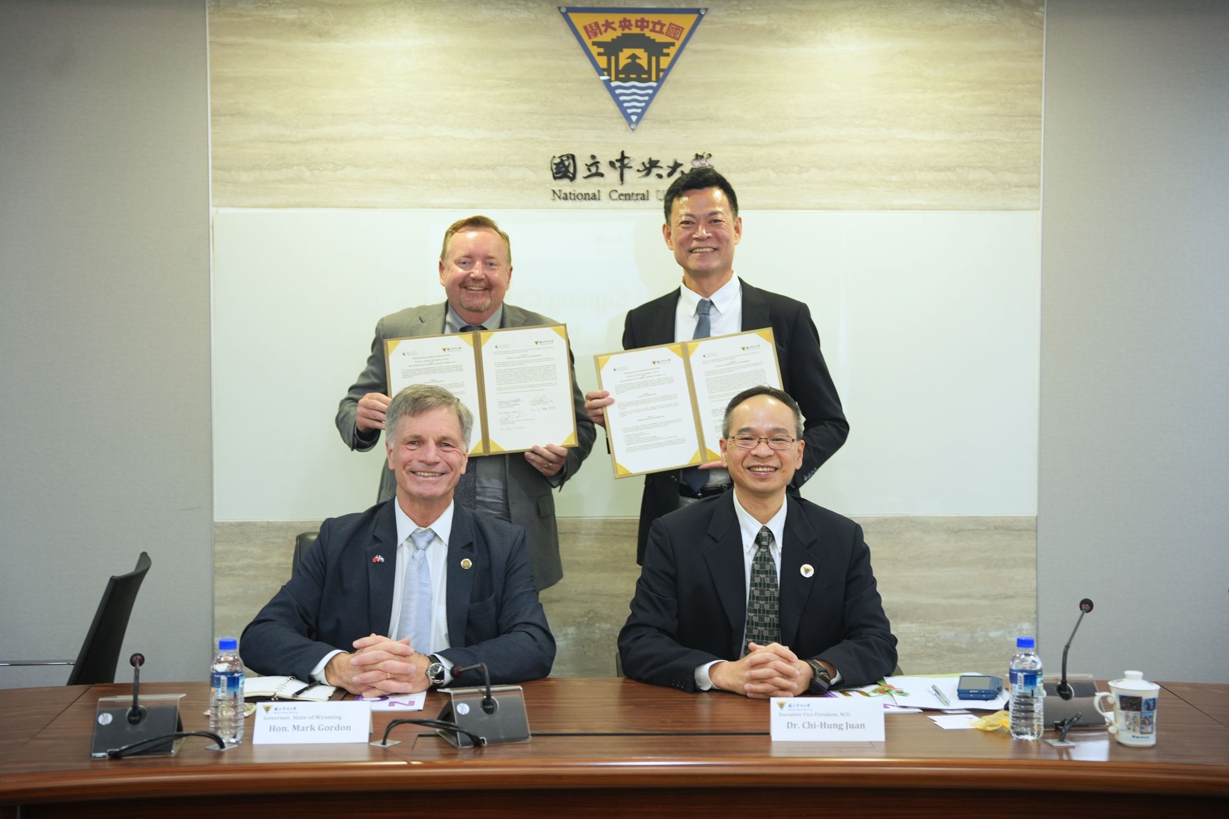 美國懷俄明州州長馬克·戈登Mark Gordon（前左）與中央大學副校長阮啓弘共同見證雙方的合作。陳如枝攝