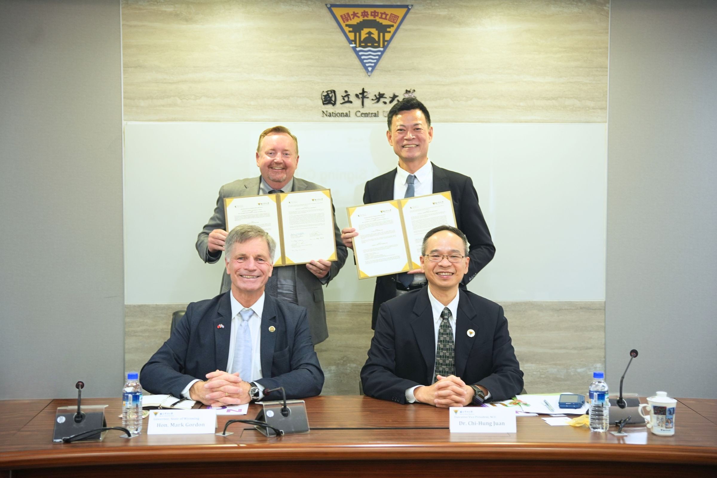 美國懷俄明州州長馬克·戈登Mark Gordon（前左）與中央大學副校長阮啓弘共同見證雙方的合作。陳如枝攝