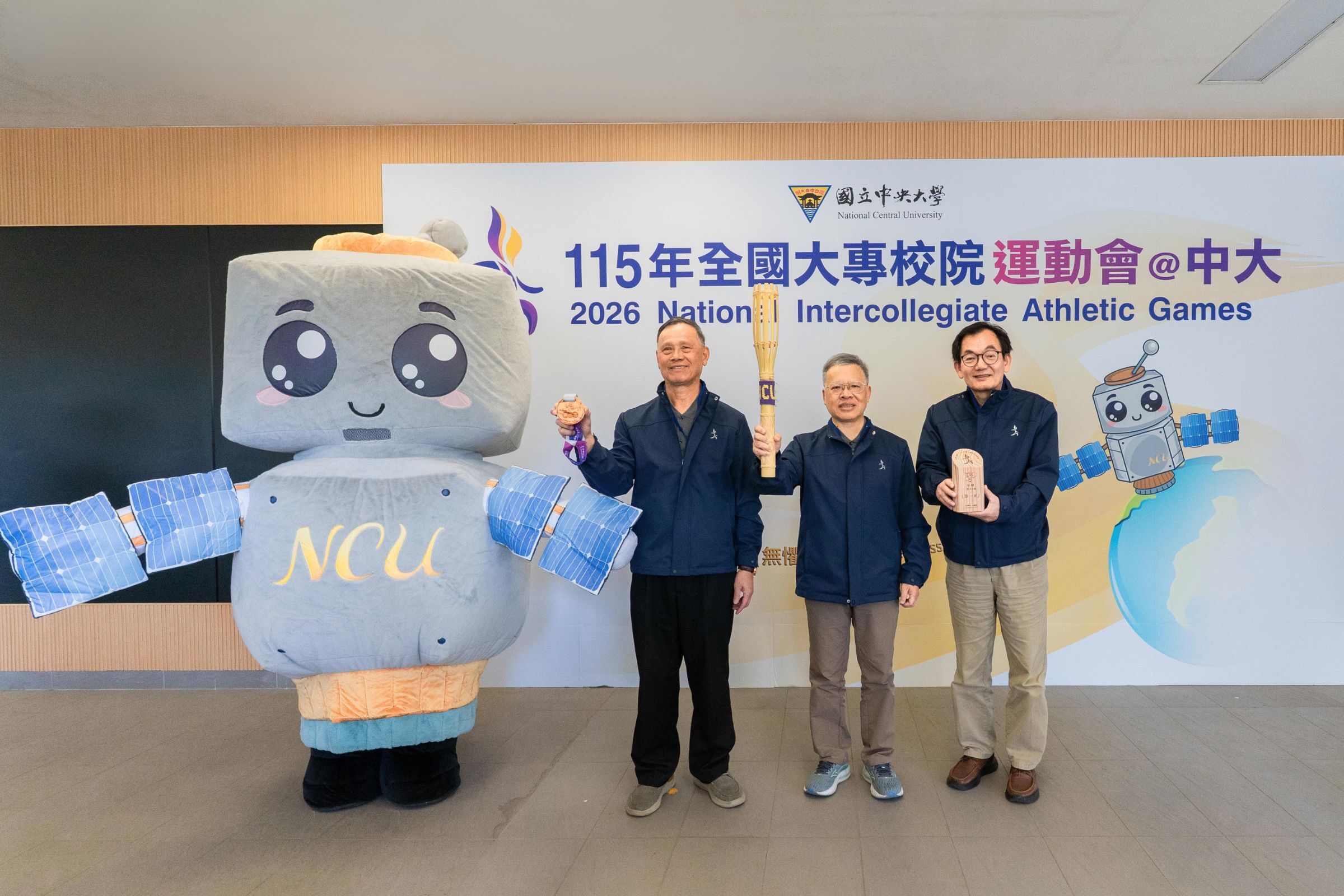 中央大學承辦的115年全大運，吉祥物「歐比」(Orbit)和具環保永續概念的獎盃和獎牌首次亮相。校園特派記者林宏憲攝