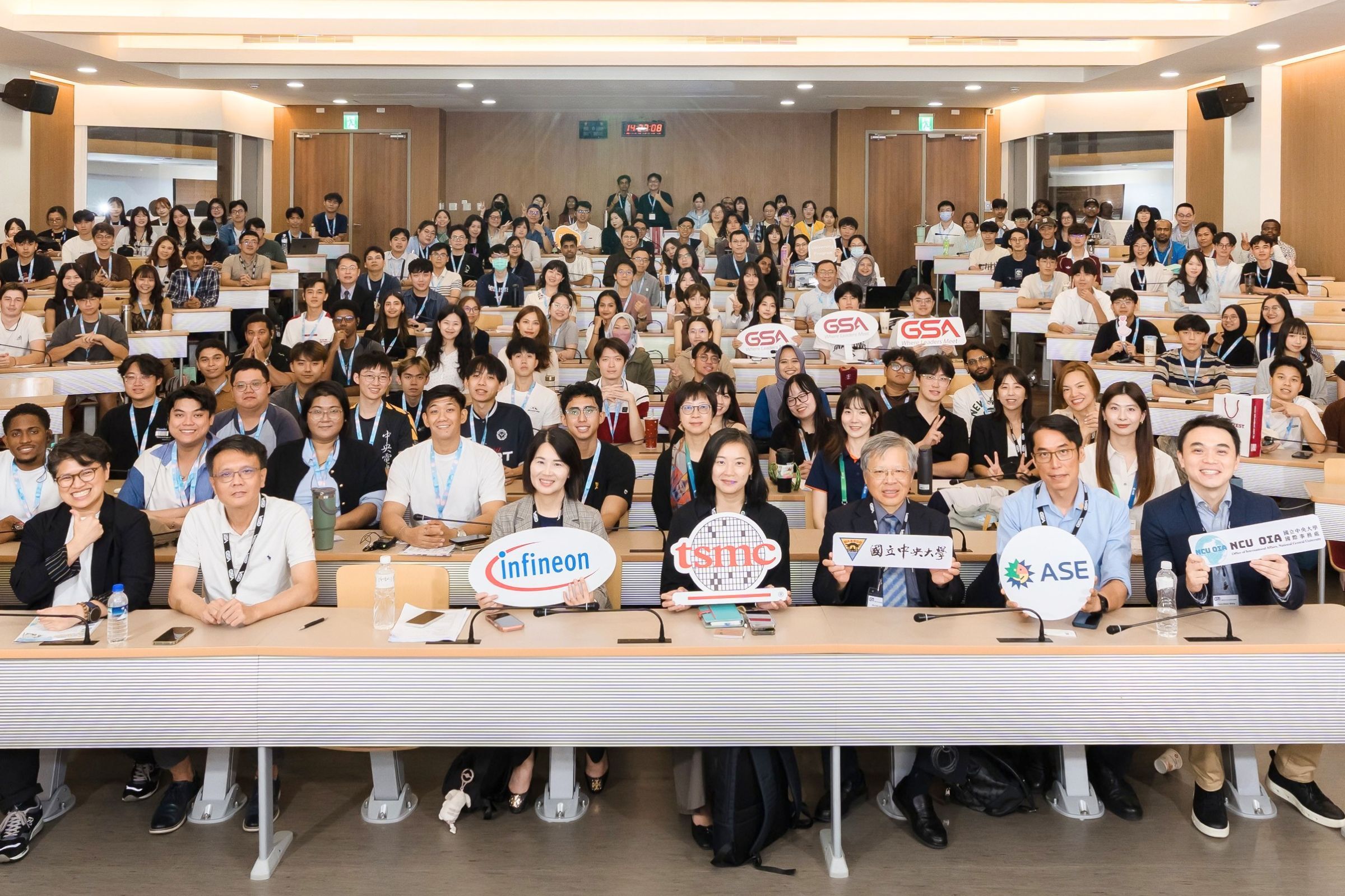 GSA校園人才講堂與會貴賓及參與學生大合影，共同見證「2026 GSA University Program」活動。照片國際事務處提供